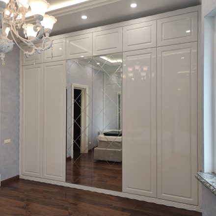 Белый шкаф с зеркальными дверями